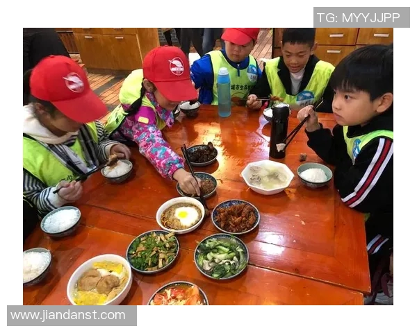 小哀与足球明星的梦想之旅：追逐绿茵场上的荣耀与友谊